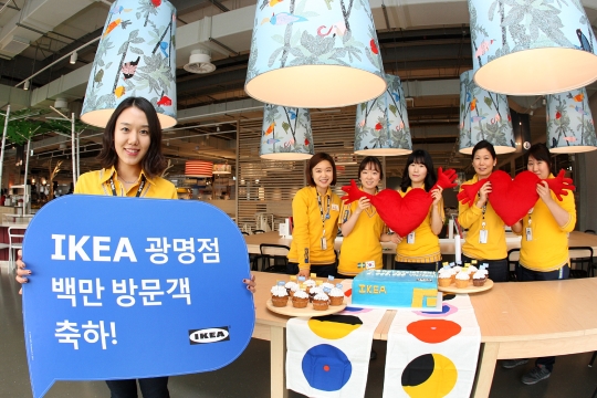 이케아 코리아 직원들이 100만 번째 방문객을 맞아 기뻐하고 있다. ⓒ이케아 제공