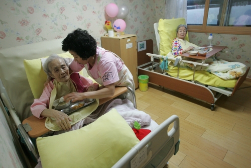 노인돌봄 서비스 분야에 일본이 외국인 노동력을 활용하기로 했다. ⓒ뉴시스