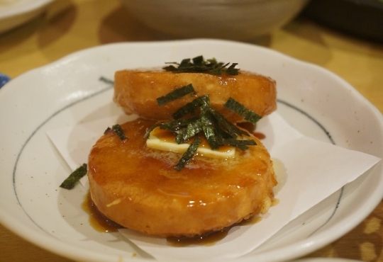 삿포로의 한 일식집에서 나온 감자 요리들. 버터 통감자구이(위), 이모모찌(아래) ⓒ민원석