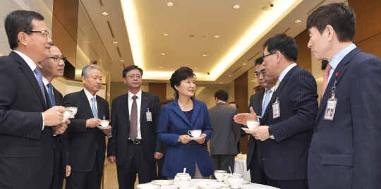 박근혜 대통령이 1월 26일 청와대에서 열린 올해 첫 수석비서관회의에 앞서 새로 교체된 수석들과 차를 마시며 인사를 나누고 있다. ⓒ뉴시스‧여성신문