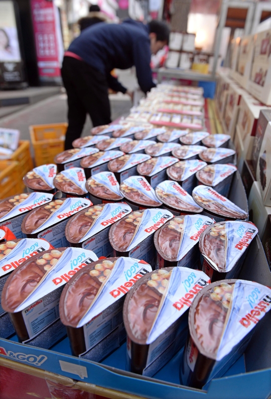 밸런타인데이를 이틀 앞둔 12일 서울 서대문구 이화여대 앞의 한 헬스&뷰티 전문점 매장 앞에서 직원들이 초콜렛을 진열하고 있다. ⓒ뉴시스‧여성신문