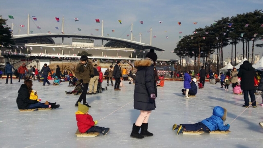 서울시는 설 연휴를 맞아 가족이 무료로 즐길 수 있는 다양한 체험 행사를 마련한다. 사진은 월드컵공원 설맞이 행사 모습. ⓒ서울시