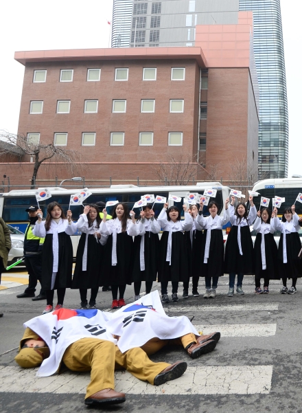 나라살리기국민운동본부 관계자들이 22일 오후 서울 종로구 일본대사관 앞에서 열린 일본 다케시마의 날 규탄 기자회견에서 일본 정부의 독도 침탈행위 중단을 촉구하며 3.1만세운동 재현 퍼포먼스를 하고 있다. ⓒ뉴시스·여성신문