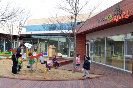 한국표준과학연구원이 개설한 ‘KRISS 사과나무 어린이집’에서 어린이들이 놀고 있다. 이 어린이집은 대덕연구단지 1호 ‘직장 어린이집’이다.