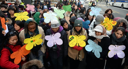 아시아와 아프리카의 여성인권 활동가들이 2004년 1월 서울 종로구 중학동 주한일본대사관 앞에서 열린 1100차 일본군 위안부 문제 해결을 위한 정기 수요집회에 참석해 피켓을 들고 있다. 이날 참석한 활동가들은 이화여대가 매년 진행하는 ‘이화 글로벌 임파워먼트 프로그램(EGEP)’에 참가하기 위해 한국을 찾았다. 
gabapentin withdrawal message board http://lensbyluca.com/withdrawal/message/board gabapentin withdrawal message boarddosage for cialis site cialis prescription dosage
