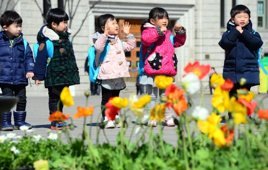 월요일인 16일도 포근한 봄 날씨가 이어지겠다. /본격적인 봄 날씨를 보인 지난 13일 오후 서울광장에서 화분에 식재될 꽃을 뒤로 아이들이 놀고 있다. ⓒ뉴시스·여성신문