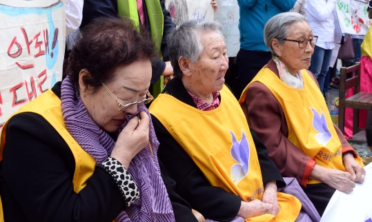 일본군‘위안부’ 문제 해결을 위한 정기수요시위에서 위안부 피해자 이용수 할머니가 참가자의 발언을 듣고 눈물을 흘리고 있다. ⓒ뉴시스·여성신문