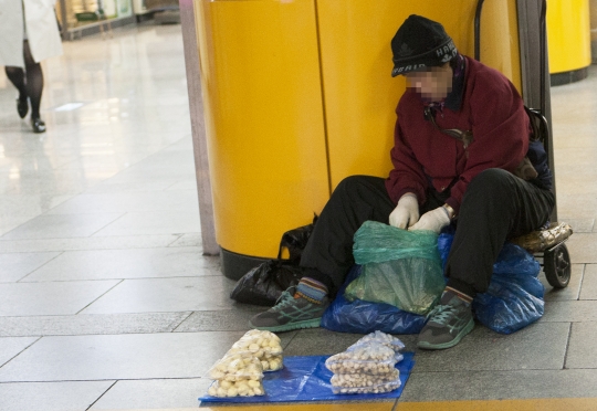 26일 서울 동대문의 지하철역에서 한 여성이 마늘을 팔고 있다. ⓒ이정실 여성신문 사진기자