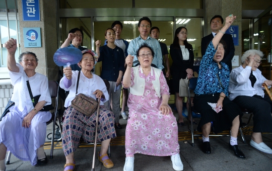 일본군 위안부 피해자 할머니들이 지난해 7월 서울 광진구 동부지방법원에서 열린 박유하 교수 도서출판금지 및 접근금지 가처분신청 첫 공판이 끝난 뒤 기자회견에서 구호를 외치고 있다. ⓒ뉴시스·여성신문