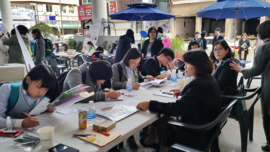 지난 17일 개관한 대전시 청소년위캔센터에서 청소년들이 체험활동을 하고 있다.