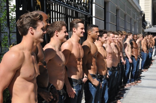 반라의 남성 모델들이 2011년 프랑스 파리의 샹젤리제 거리에 들어선 애버크롬비 & 피치의 매장 오픈식에서 사진 촬영을 하고 있다. 앞으로 이런 광경은 사라질 것이라고 애버크롬비는 24일 밝혔다. ⓒAbercrombie & Fitch