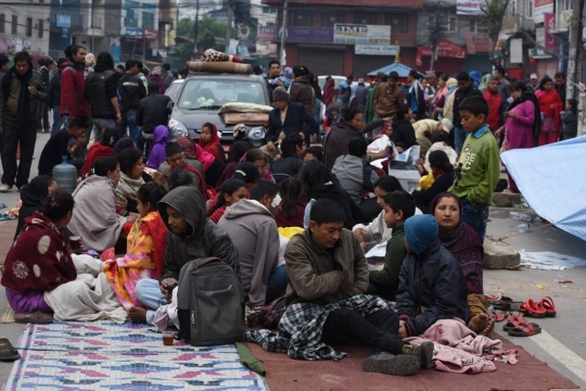 네팔 카트만두, 지진 피해민들이 집으로 돌아가지 못하고 도로 위에 주저앉아 있다.cialis coupon free   cialis trial coupon