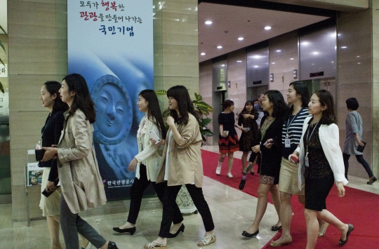24일 서울 중구 다동 한국관광공사의 여직원들이 점심식사를 하기 위해 회사 밖으로 나가고 있다. ⓒ이정실 사진기자