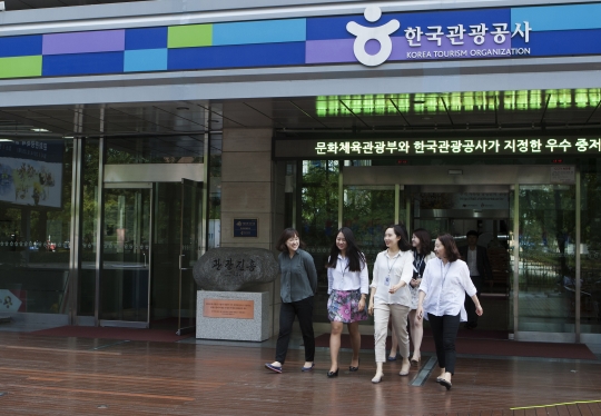 25일 서울 중구 다동 한국관광공사의 여직원들이 점심식사를 하기 위해 회사 밖으로 나오고 있다. ⓒ이정실 사진기자