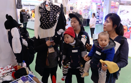 여성들이 서울 베이비 키즈 페어에 전시된 육아용품들을 살펴보고 있다. ⓒ뉴시스·여성신문