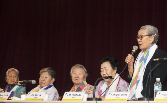 22일 오전 서울 동작구 대방동 서울여성플라자에서 열린 제13차 일본군 위안부 문제해결을 위한 아시아연대회의에서 일본군위안부 피해자 길원옥 할머니(오른쪽)가 발언하고 있다.