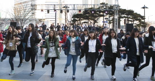 지난 1월 서울 용산 아이파크몰 광장에서 진행된 ‘가족사랑의 날’ 홍보를 위한 거리캠페인에서 100여명의 청소년들이 ‘가족사랑의 날’을 알리는 플래시몹을 펼치고 있다. 이날 캠페인은 아이돌그룹 B1A4, GOT7 등이 함께했다. ⓒ이정실 여성신문 사진기자