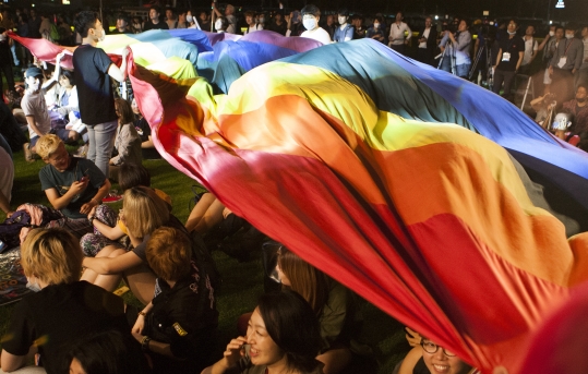 제16회 퀴어문화축제 개막식에서 무지개 깃발이 나부끼고 있다.