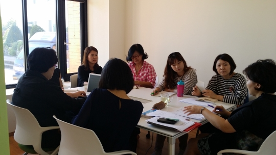 여성 기업인들이 경기도여성능력개발센터 1인 여성 창조기업 비즈니스센터인 꿈마루에서 회의를 하고 있다. ⓒ경기도여성능력개발센터