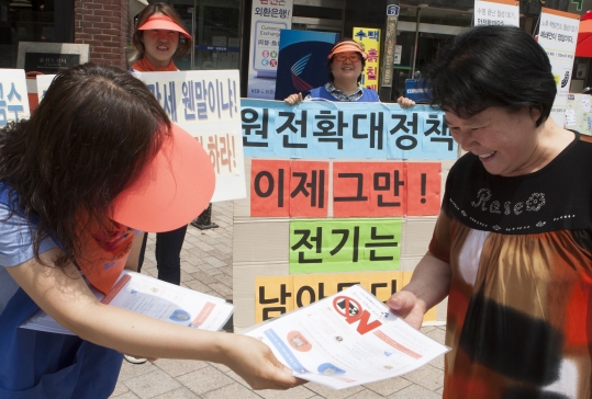 한국YWCA연합회 실무자들이 23일 낮12시 서울 명동 연합회 앞에서 제65차 탈핵 불의날 캠페인을 벌이고 있다. 한 실무자가 시민에게 탈핵 홍보물을 나눠주고 있다. ⓒ이정실 여성신문 사진기자