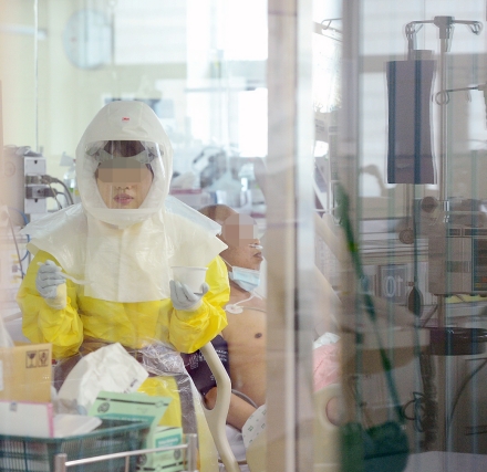 서울 중구 국립중앙의료원 음압시설이 갖춰진 중환자실에서 의료진이 메르스 환자를 돌보고 있다. ⓒ뉴시스ㆍ여성신문