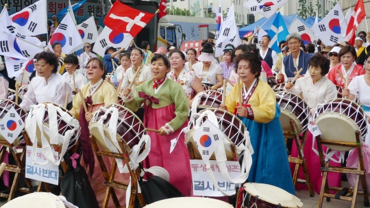 보수 기독교 단체가 28일 서울도서관 앞에서 ‘제16회 퀴어문화축제 퀴어퍼레이드’에 항의해 동성애 반대 시위를 벌이고 있다. ⓒ이세아 기자