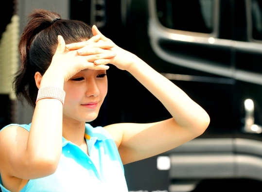 서울 용산구 아이파크몰 광장에서 모델로 나선 한 여인이 따가운 햇살을 손으로 가리고 있다. ⓒ뉴시스·여성신문