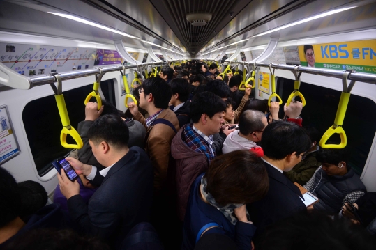 대중교통 이용 시 불편함을 견디지 못하는 어른들이 적지 않다. 9호선 가양역에서 지하철을 탄 승객들이 출근하고 있다. ⓒ뉴시스·여성신문