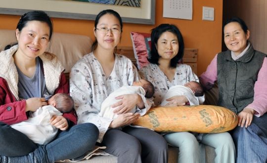 경기도 부천의 열린가족조산원에서 자연주의 출산을 한 여성들이 아기들을 안고 있다.