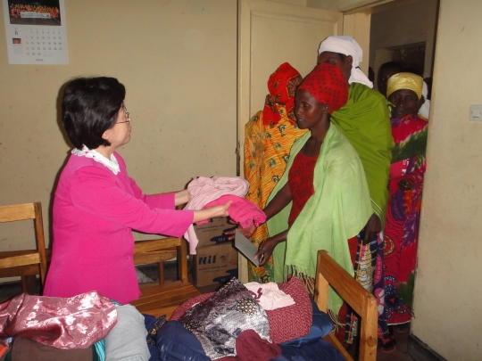 지난 6월 4일 이은재 한국행정연구원장이 르완다 새마을 운동 소학교를 방문해 한국에서 가져간 헌옷을 나눠주고 있다.
