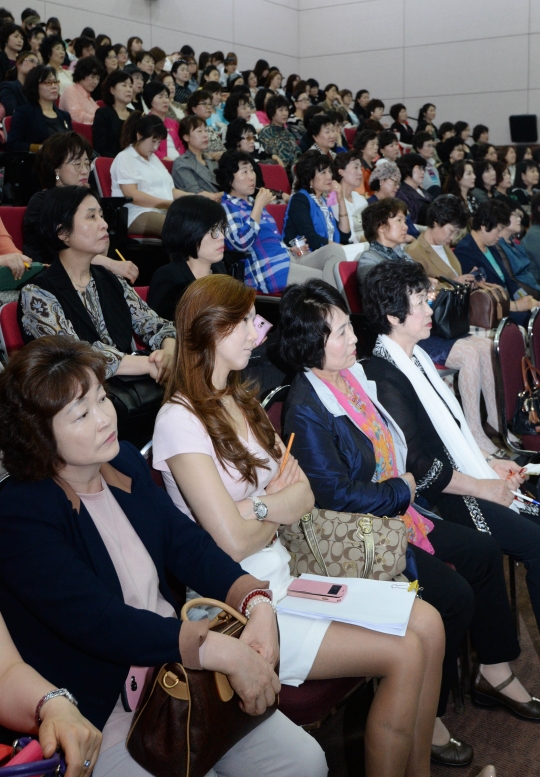 지난 5월 7일 오후 대구 동구 신천동 경북디자인센터에서 열린 김희정 여성가족부 장관 초청 일하는 여성에게서 찾는 국가 경제의 미래 강연회에서 대구 여성들이 많이 참석했다.