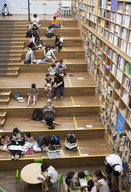 24일 서울도서관에 방학을 맞은 어린이들과 시민들이 책을 읽고 있다. ⓒ이정실 여성신문 사진기자