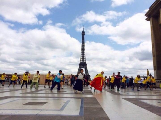 대학생들로 구성된 희망나비 유럽평화기행단이 지난 6월 프랑스 파리 인권광장에서 일본군위안부 문제를 알리기 위한 플래시몹을 하고 있다. ⓒ희망나비
