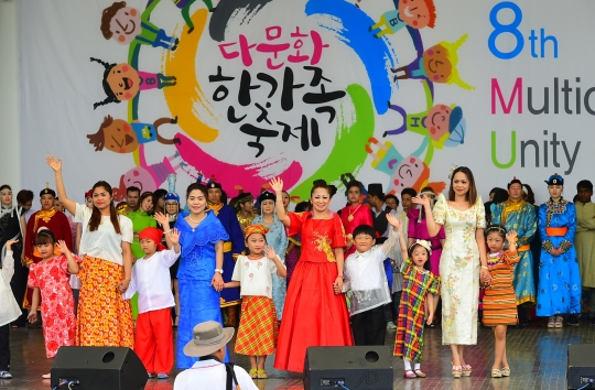 지난 5월 경기 수원 야외음악당에서 열린 다문화 한가족 축제에서 각 나라의 전통의상을 입은 참가자들이 패션쇼를 선보이고 있다.