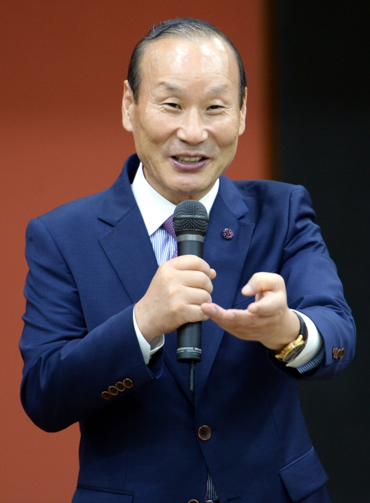 최병오 패션그룹형지 회장이 18일 한국경영학회로부터 ‘2015 대한민국 중견기업 CEO 대상’을 받았다. ⓒ뉴시스·여성신문