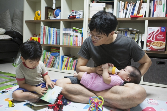 자녀 양육에 동참하는 남성들이 늘고 있다. 지난 18일 저녁 두 아이를 둔 아빠 유판영 씨가 퇴근 후 아이들을 돌보고 있다. ⓒ이정실 여성신문 사진기자