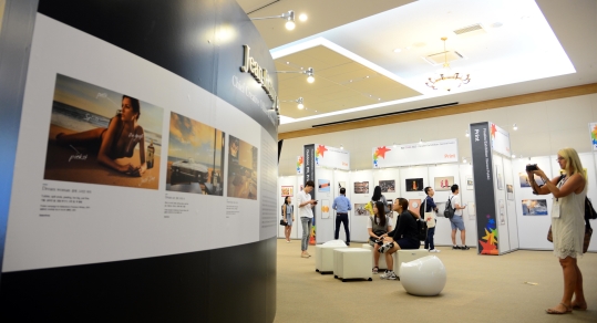 2015 부산국제광고제 관람객들이 각종 광고물을 둘러보고 있다.