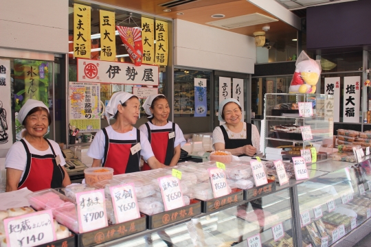 일본에선 일하는 시니어를 어디서든 만날 수 있다. 사진은 ‘여성 노인들의 하라주쿠’로 불리는 스가모 지조도리 상점가 입구에 있는 모찌집 ‘이세야’ 사토 흐미(맨 오른쪽) 사장과 직원들. ⓒ박길자 기자