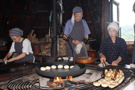 마을기업 오가와노쇼에서 노인들이 오야키를 굽고 있다. ⓒ나가노=박길자 기자