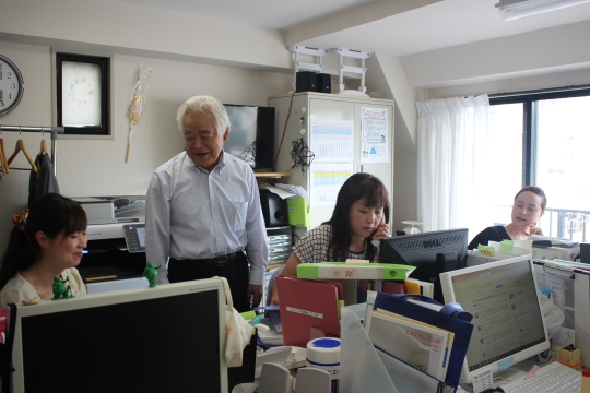 일본 도쿄에 있는 가지완은 고령 여성 노인에게 일자리를 연결해주는 가사대행업체다. 아리가 쇼지(서 있는 사람) 대표가 직원들과 회의를 하고 있다. ⓒ도쿄=박길자 기자