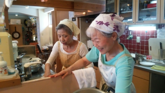 워커스 컬렉티브 ‘와쿠와쿠 사야마’에서 여성 노인들이 데이 서비스를 하고 있다. ⓒ워커스컬렉티브네트워크저팬