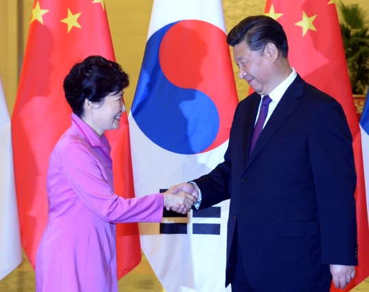 박근혜 대통령과 시진핑 중국 국가주석이 2일 오후 중국 베이징 인민대회당에서 한-중 정상회담을 위해 만나 웃으며 악수하고 있다 ⓒ뉴시스ㆍ여성신문