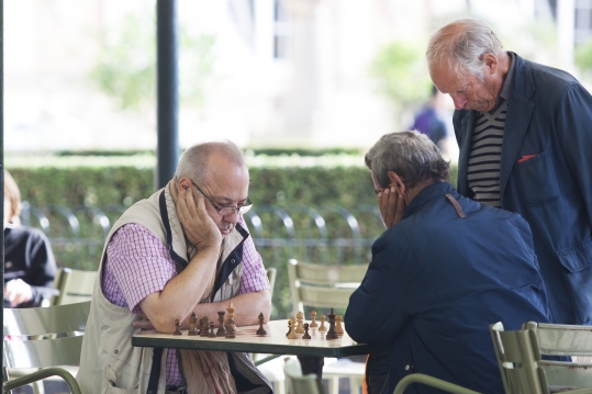 8월 26일 오전 프랑스 파리의 룩상부르그 공원에서 노인들이 모여 체스를 두고 있다. ⓒ프랑스 파리=이정실 여성신문 사진기자
