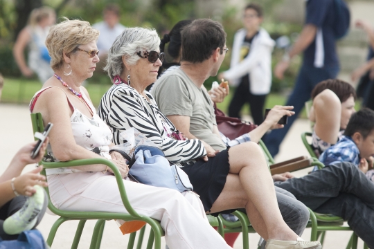 8월 26일 프랑스 파리의 튈를리 공원 분수대 앞에 노인들이 앉아 있다. ⓒ프랑스 파리=이정실 여성신문 사진기자
