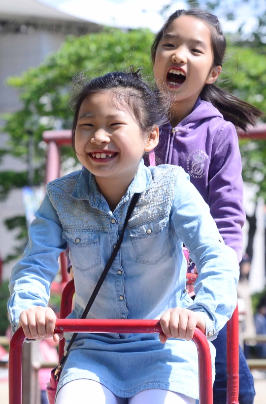 서울 광진구 어린이대공원을 찾은 어린이들이 시소를 타며 즐거운 시간을 보내고 있다. 사진은 기사와 직접적 연관이 없음.cialis coupon free   cialis trial coupon