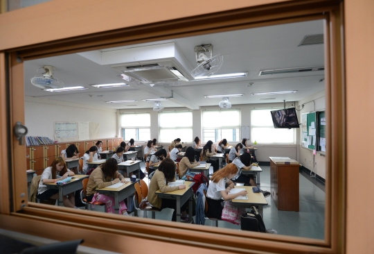 전문상담교사가 올해로 도입 9년째를 맞았지만 학교 배치율은 여전히 저조한 것으로 나타났다. 사진은 서울 시내에 있는 한 고교 3학년 교실. ⓒ뉴시스·여성신문