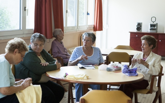 노인 전용 레지던스인 PNF에 사는 여성들이 공동 공간에 모여 뜨개질을 하고 있다. ⓒ프랑스 파리=이정실 여성신문 사진기자