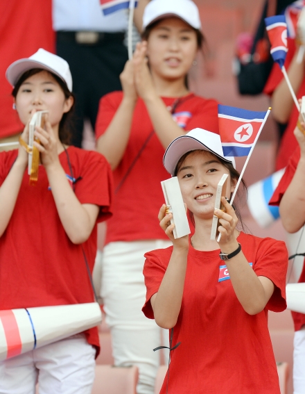 8월 8일(한국시각) 중국 후베이성 우한 스포츠센터 스타디움에서 열린 2015 EAFF 동아시안컵 여자 대회 한국과 북한의 경기에서 북한 응원단이 열띤 응원을 하고 있다. ⓒ뉴시스ㆍ여성신문