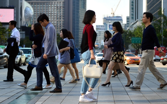 서울 종로구 세종로 사거리에서 가을 옷을 입은 직장인들이 출근길을 서두르고 있다. ⓒ뉴시스ㆍ여성신문