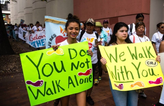 여러분은 혼자가 아니에요. 우리가 함께 걸을게요’라고 쓰인 피켓을 들고 행진에 참가한 여학생들. 이처럼 도중에 참여해 이들을 응원하는 여성들도 많았다.